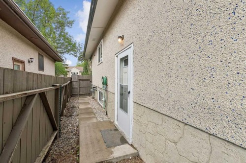 35 Dovercliffe Way Se, Calgary, AB 