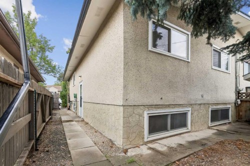 35 Dovercliffe Way Se, Calgary, AB 