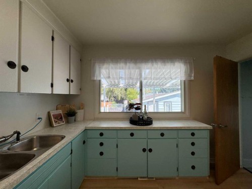 4312 45 Street Sw, Calgary, AB - Indoor Photo Showing Kitchen