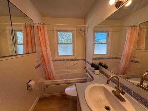 4312 45 Street Sw, Calgary, AB - Indoor Photo Showing Bathroom