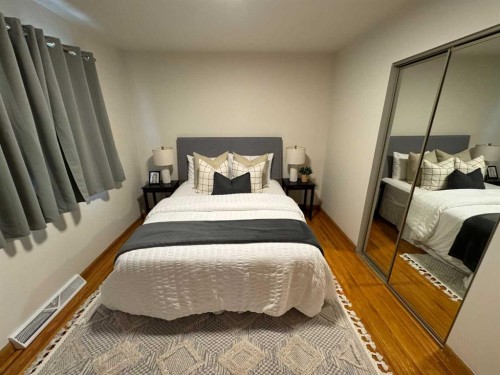 4312 45 Street Sw, Calgary, AB - Indoor Photo Showing Bedroom