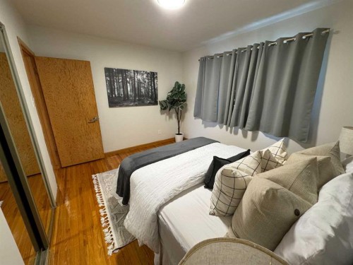 4312 45 Street Sw, Calgary, AB - Indoor Photo Showing Bedroom