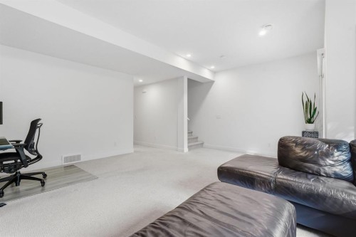 154 Crestridge Common Sw, Calgary, AB 