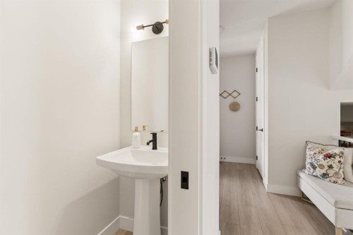 1129 Cranbrook Gardens Se, Calgary, AB - Indoor Photo Showing Bathroom