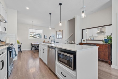44 D'Arcy Boulevard, Okotoks, AB - Indoor Photo Showing Kitchen With Upgraded Kitchen