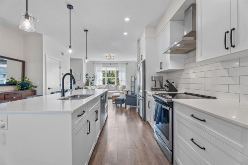 44 D'Arcy Boulevard, Okotoks, AB - Indoor Photo Showing Kitchen With Double Sink With Upgraded Kitchen