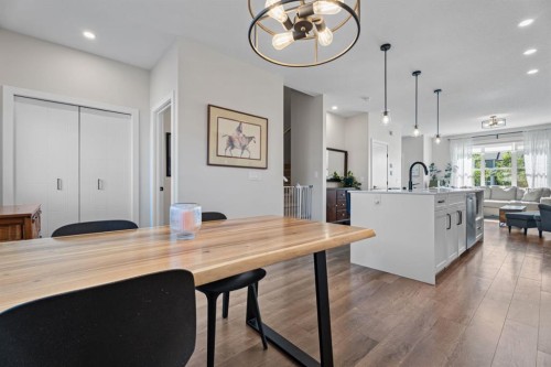44 D'Arcy Boulevard, Okotoks, AB - Indoor Photo Showing Dining Room