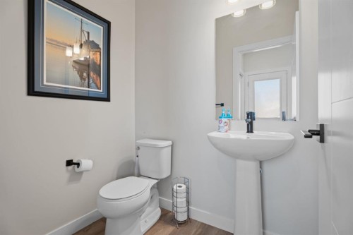 44 D'Arcy Boulevard, Okotoks, AB - Indoor Photo Showing Bathroom