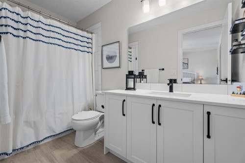 44 D'Arcy Boulevard, Okotoks, AB - Indoor Photo Showing Bathroom