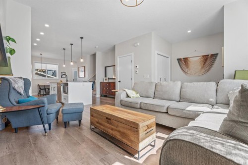 44 D'Arcy Boulevard, Okotoks, AB - Indoor Photo Showing Living Room