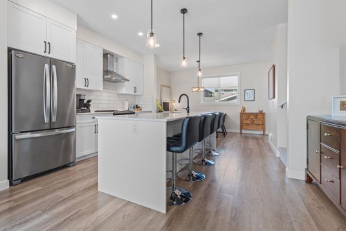 44 D'Arcy Boulevard, Okotoks, AB - Indoor Photo Showing Kitchen With Upgraded Kitchen