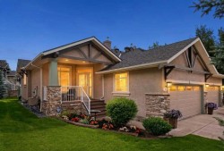 36 Discovery Woods Villas SW Calgary, AB T3H 5A7