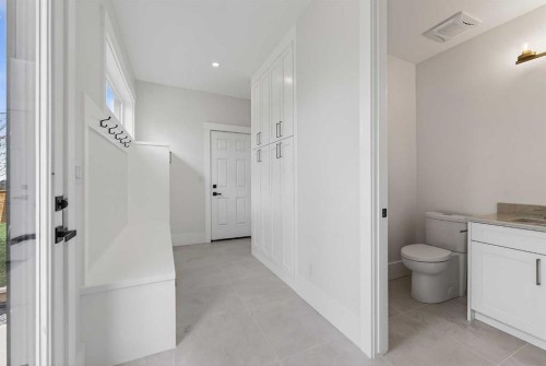 88 Woodlark Drive Sw, Calgary, AB - Indoor Photo Showing Bathroom