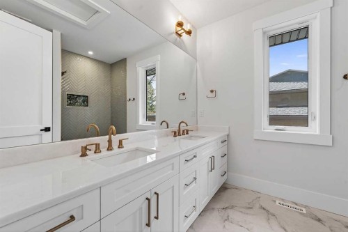 88 Woodlark Drive Sw, Calgary, AB - Indoor Photo Showing Bathroom