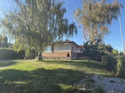 2 Simons Crescent NW Calgary, AB T2K 3N2