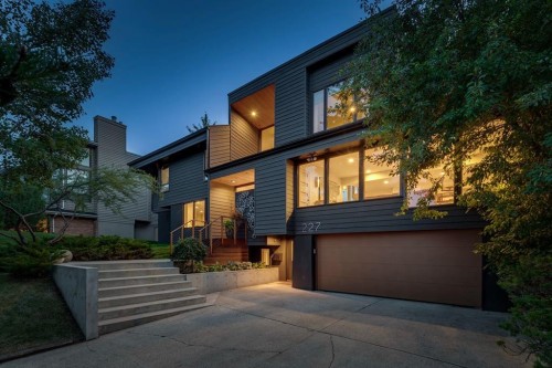 227 Pump Hill Rise Sw, Calgary, AB 