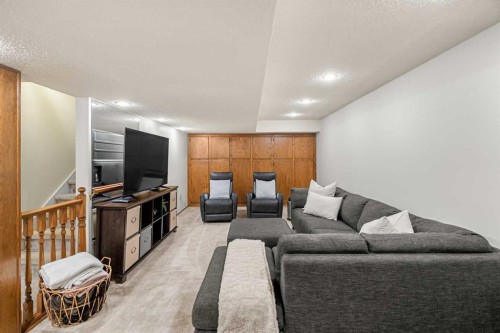 72 Woodacres Crescent Sw, Calgary, AB 