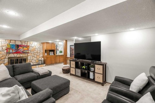 72 Woodacres Crescent Sw, Calgary, AB 