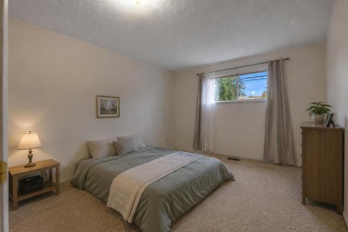4736 17 Avenue Nw, Calgary, AB 