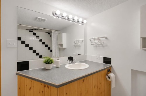 4736 17 Avenue Nw, Calgary, AB 