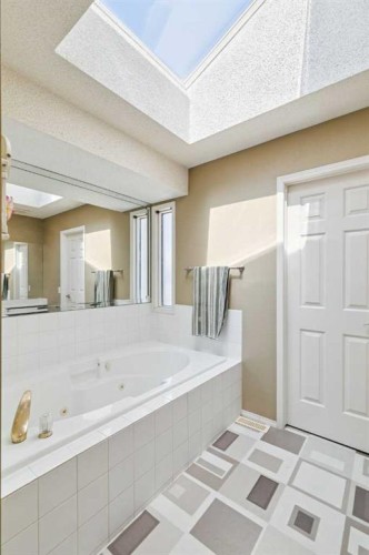 365 Sunmills Drive Se, Calgary, AB - Indoor Photo Showing Bathroom