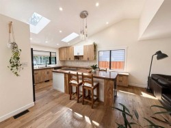 524 Willow Park Drive SE Calgary, AB T2J 0L2