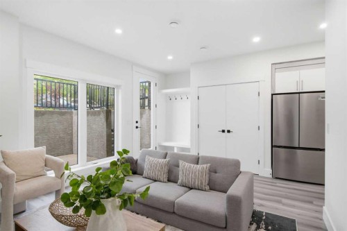 8518 33 Avenue Nw, Calgary, AB 
