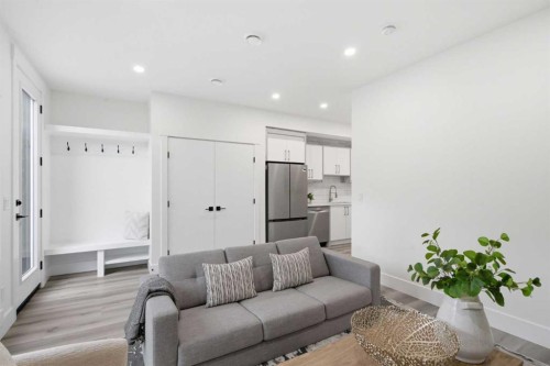 8518 33 Avenue Nw, Calgary, AB 