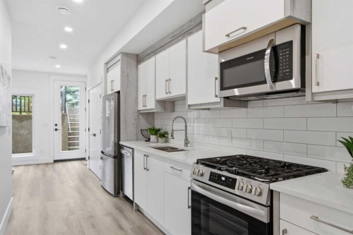 8518 33 Avenue Nw, Calgary, AB 