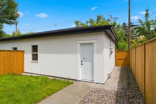 8518 33 Avenue Nw, Calgary, AB 