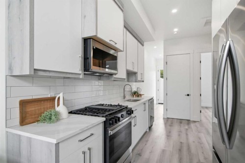 8518 33 Avenue Nw, Calgary, AB 