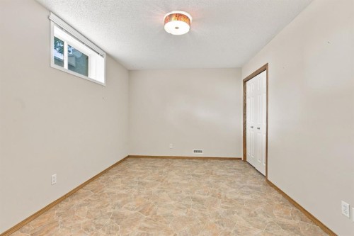 4 Douglasview Park Se, Calgary, AB 