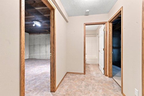 4 Douglasview Park Se, Calgary, AB 