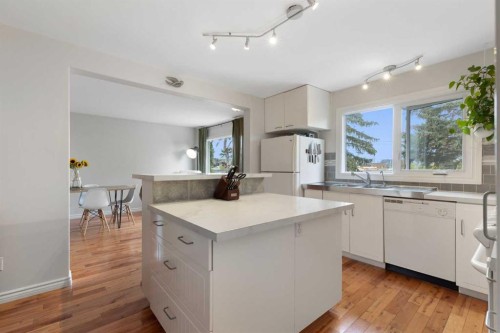3708 66 Street Nw, Calgary, AB 