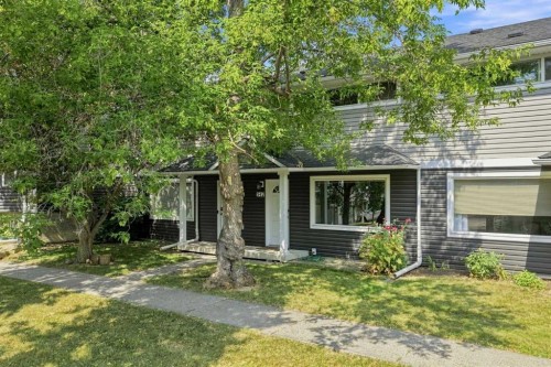 542 Regal Park NE Calgary, AB T2E 0S6