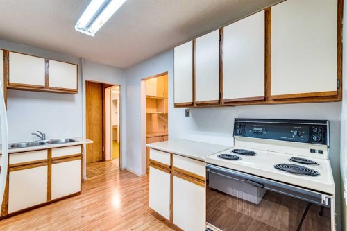 215 2 Avenue Ne, Three Hills, AB 