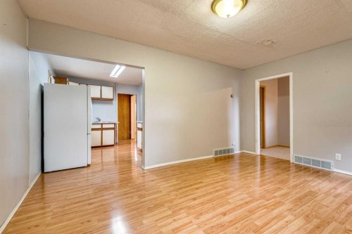 215 2 Avenue Ne, Three Hills, AB 