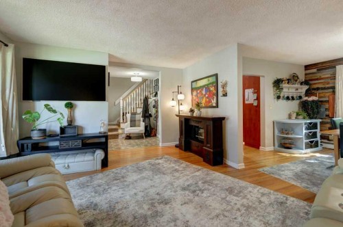 128 Chinook Drive Sw, Calgary, AB 