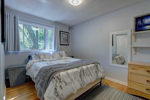 128 Chinook Drive Sw, Calgary, AB 