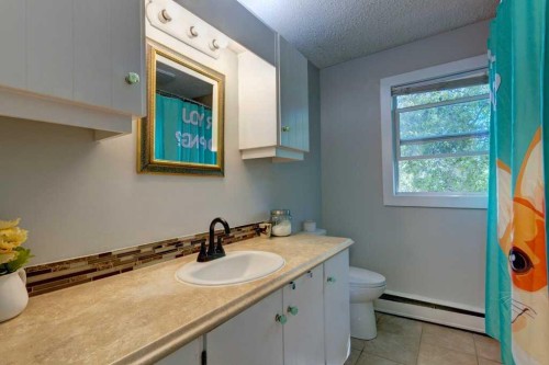 128 Chinook Drive Sw, Calgary, AB 