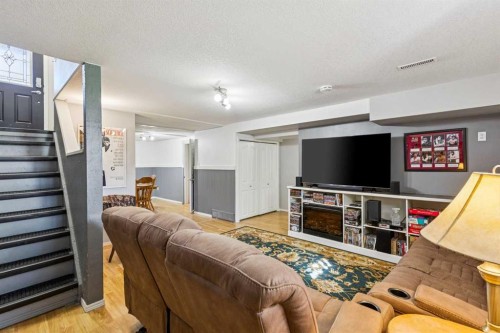 144 Dovercliffe Way Se, Calgary, AB 