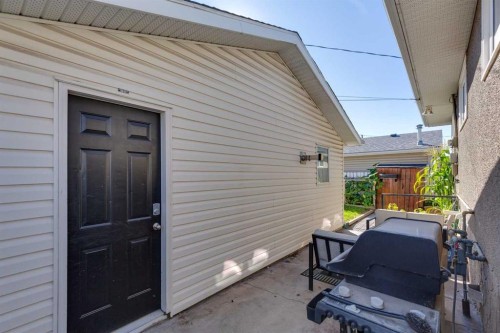 144 Dovercliffe Way Se, Calgary, AB 