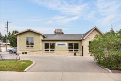 303 19 Street NW Calgary, AB T2N 2J2