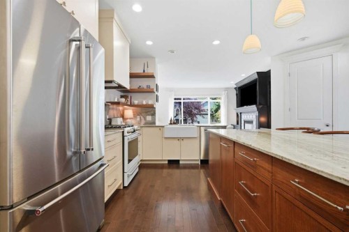 2025 45 Avenue Sw, Calgary, AB - Indoor Photo Showing Kitchen With Upgraded Kitchen