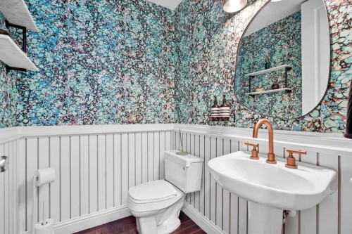 2025 45 Avenue Sw, Calgary, AB - Indoor Photo Showing Bathroom