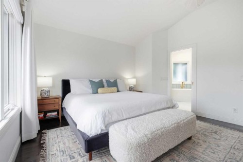 2025 45 Avenue Sw, Calgary, AB - Indoor Photo Showing Bedroom