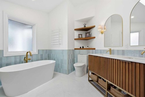 2025 45 Avenue Sw, Calgary, AB - Indoor Photo Showing Bathroom