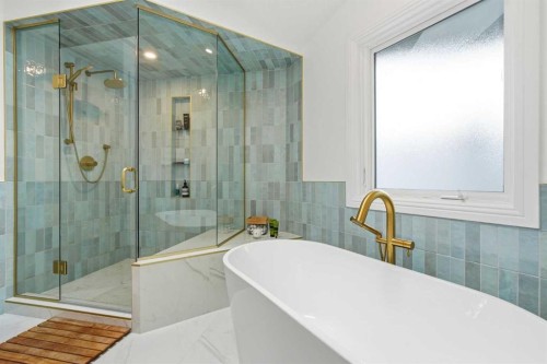 2025 45 Avenue Sw, Calgary, AB - Indoor Photo Showing Bathroom