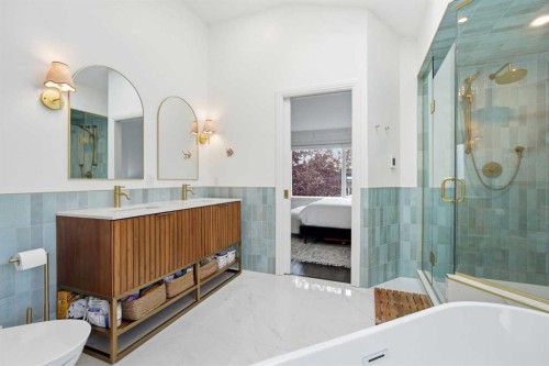 2025 45 Avenue Sw, Calgary, AB - Indoor Photo Showing Bathroom