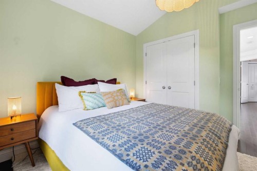 2025 45 Avenue Sw, Calgary, AB - Indoor Photo Showing Bedroom